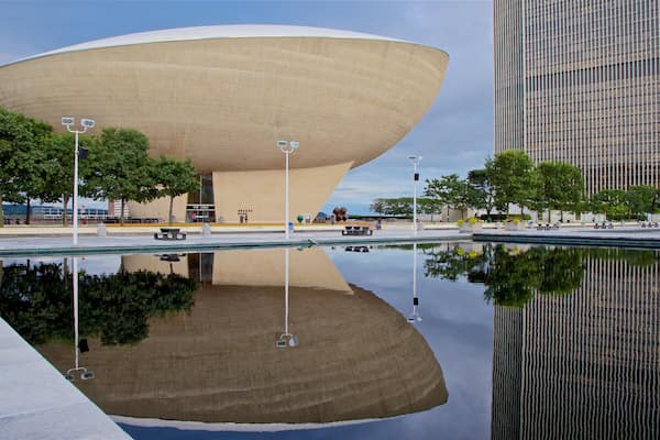 The Egg montrant architecture moderne, gratte-ciel et mare