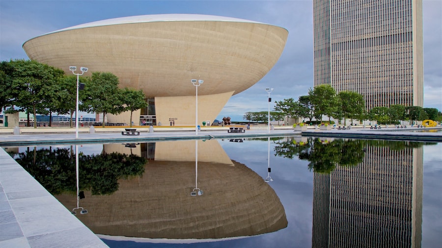 The Egg bevat een wolkenkrabber, moderne architectuur en een vijver