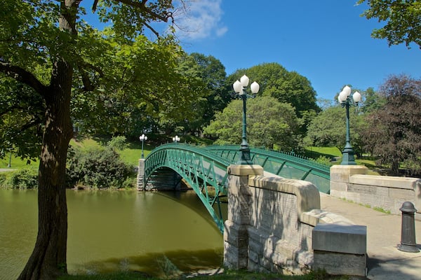 Washington Park mettant en vedette pont et rivière ou ruisseau