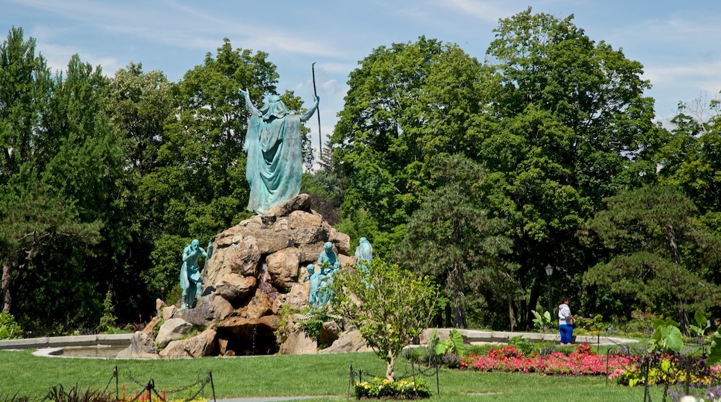 Washington Park showing a statue or sculpture and a park