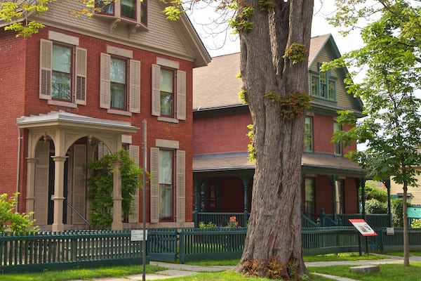 Susan B. Anthony House mit einem Haus und Kleinstadt oder Dorf