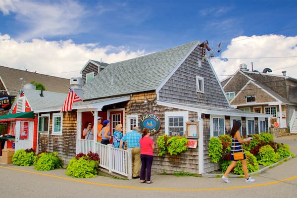 Perkins Cove mit einem Kleinstadt oder Dorf und Straßenszenen sowie kleine Menschengruppe