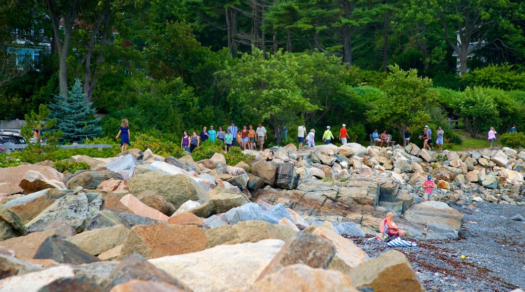 Perkins Cove caracterizando paisagens litorâneas assim como um pequeno grupo de pessoas