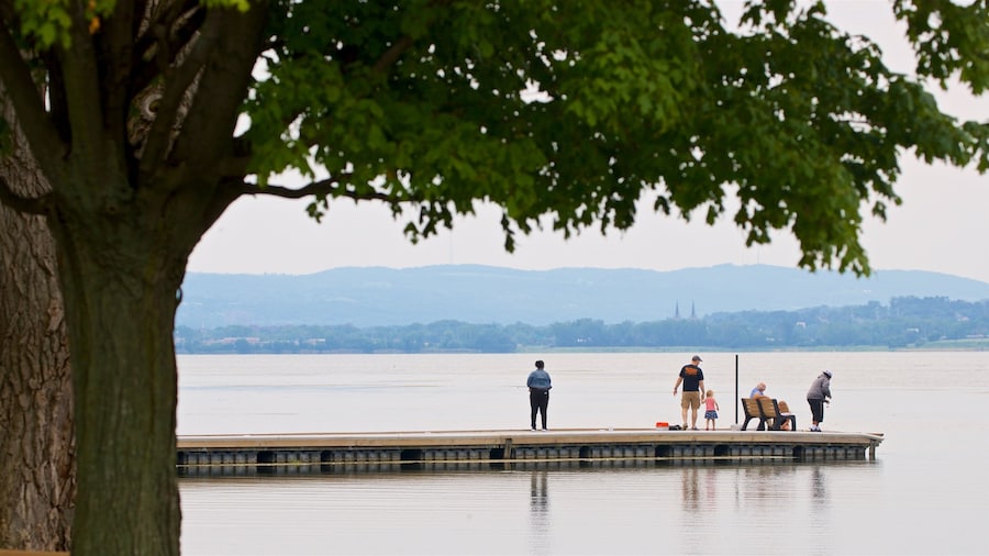 Onondaga Lake Park das einen See oder Wasserstelle sowie kleine Menschengruppe