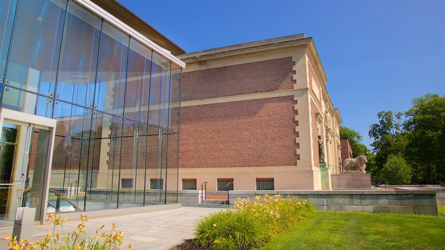 Musée d\'art de Bowdoin College qui includes architecture moderne et fleurs sauvages