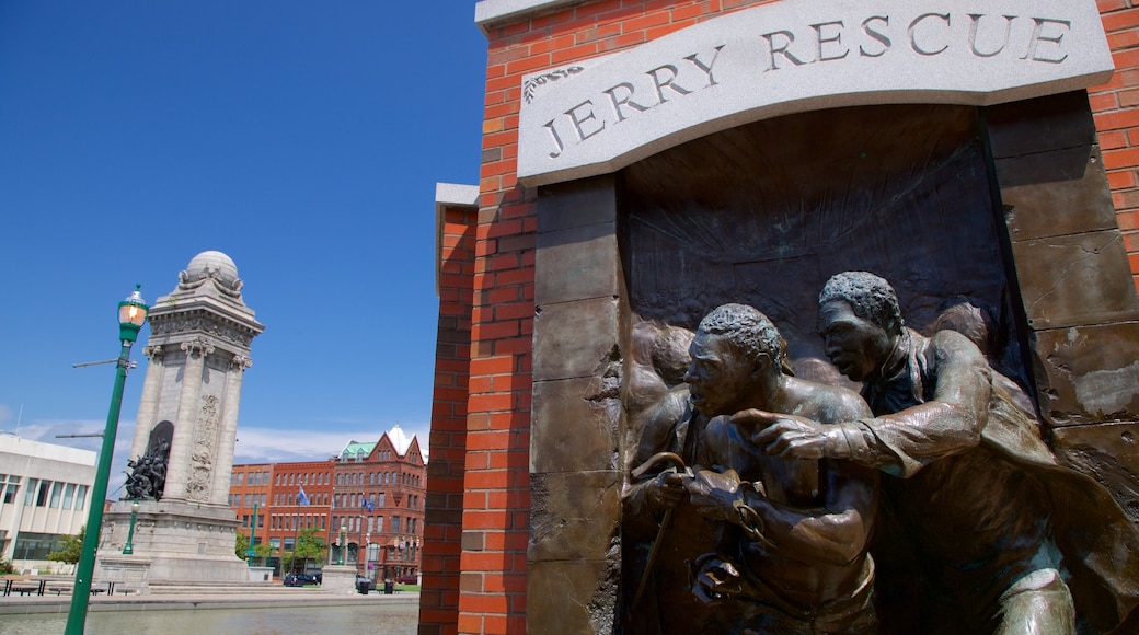 Clinton Square showing a statue or sculpture