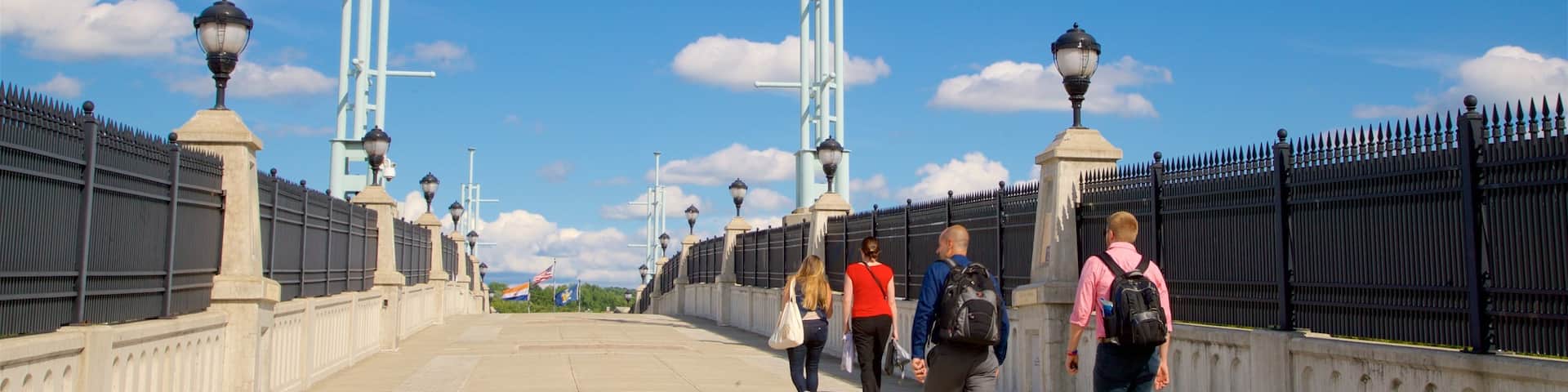 Hudson River Way mit einem Brücke sowie kleine Menschengruppe