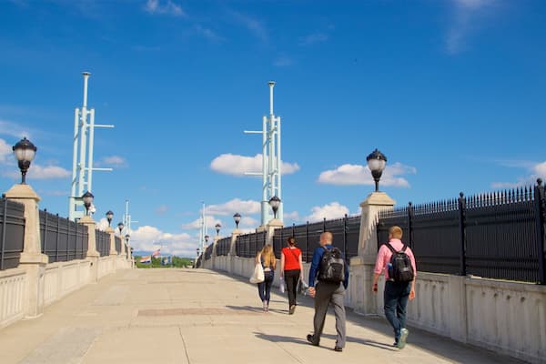 Hudson River Way qui includes pont aussi bien que petit groupe de personnes