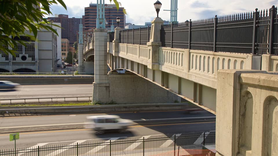 Hudson River Way mettant en vedette pont et ville