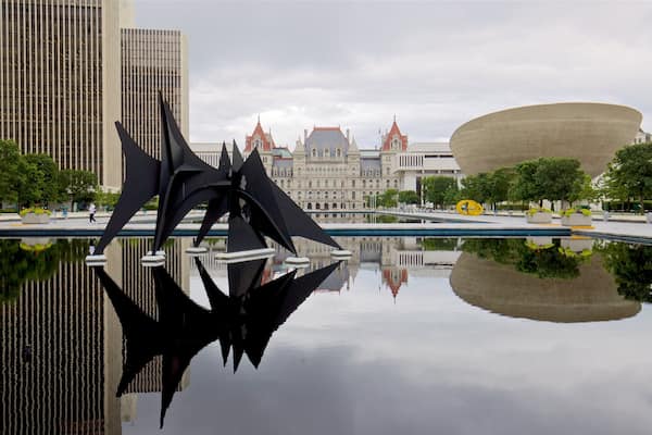 Governor Nelson A. Rockefeller Empire State Plaza das einen Outdoor-Kunst, Stadt und Teich