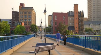 Genesee River\'s High Falls ofreciendo escenas cotidianas y una ciudad y también una pareja