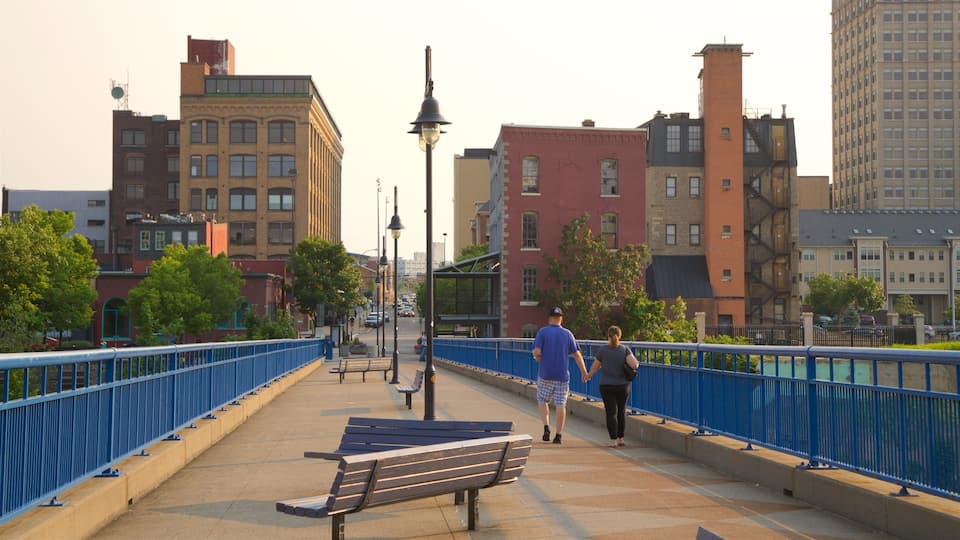 Genesee River\'s High Falls mostrando strade e città cosi come coppia