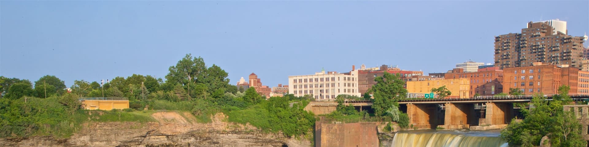 Genesee River\'s High Falls das einen Wasserfall, Fluss oder Bach und Stadt