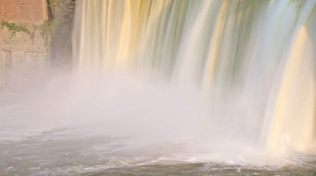 Genesee River\'s High Falls welches beinhaltet Wasserfall