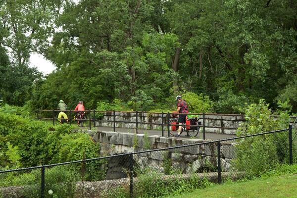 Old Erie Canal Historic State Park mit einem Garten und Brücke sowie kleine Menschengruppe