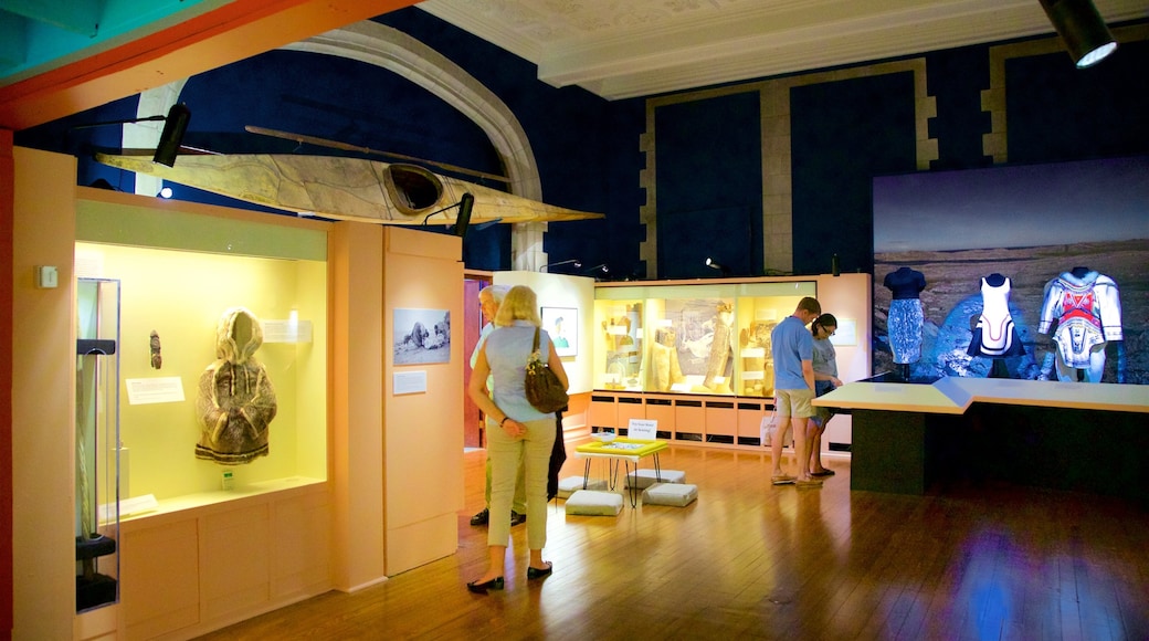 Museo del Ártico Peary-MacMillan ofreciendo vistas interiores y también un pequeño grupo de personas