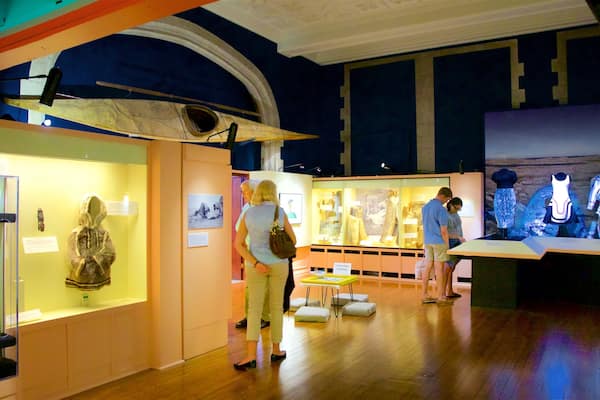 Peary-MacMillan Arktisches Museum welches beinhaltet Innenansichten sowie kleine Menschengruppe