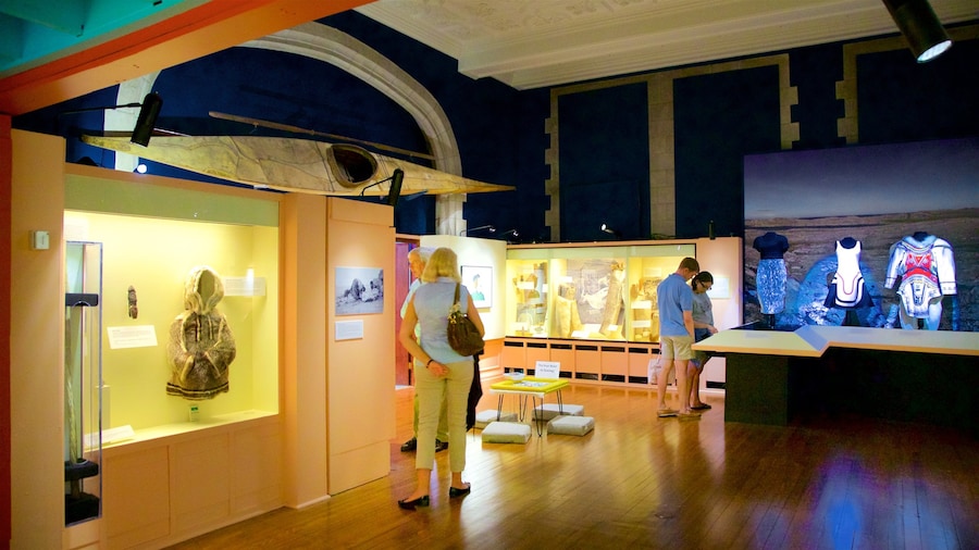 Musée arctique Peary-MacMillan qui includes vues intérieures aussi bien que petit groupe de personnes