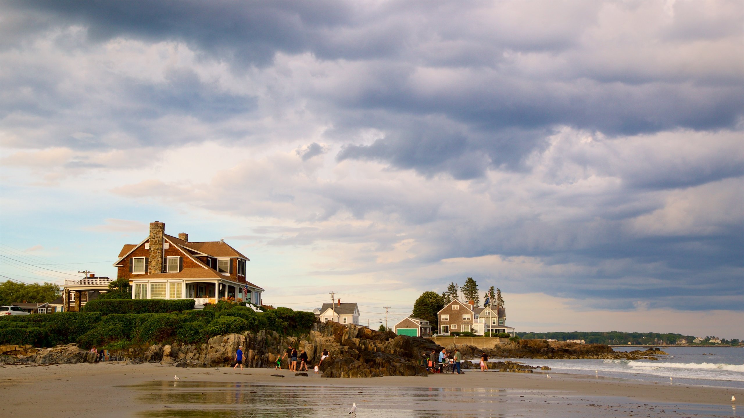 Mother\'s Beach mit einem allgemeine Küstenansicht, Strand und Haus