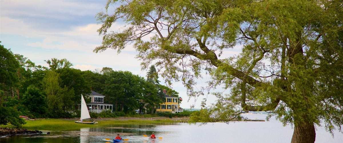 Cape Porpoise mettant en vedette kayak ou canoë et rivière ou ruisseau aussi bien que couple