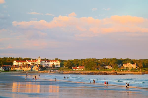 Plage Gooch\'s Beach qui includes ville côtière, coucher de soleil et plage de sable