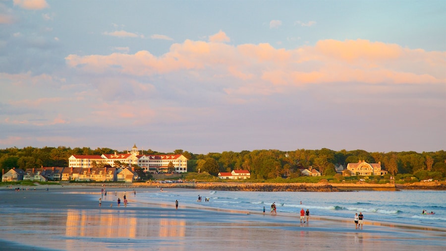 Gooch\'s Beach som omfatter udsigt over kystområde, en kystby og en strand