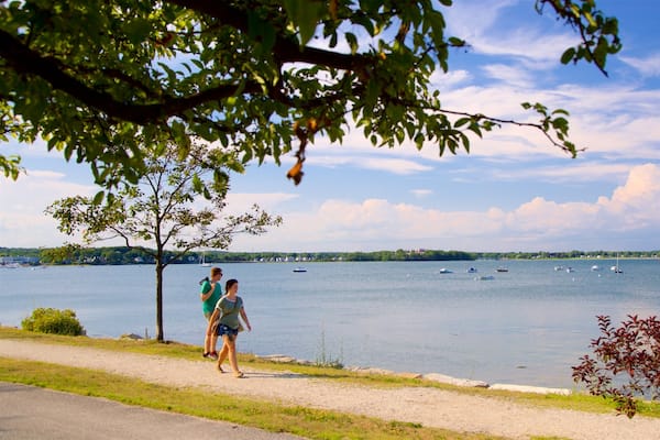 East Prom Trail mit einem Park und Bucht oder Hafen sowie Paar