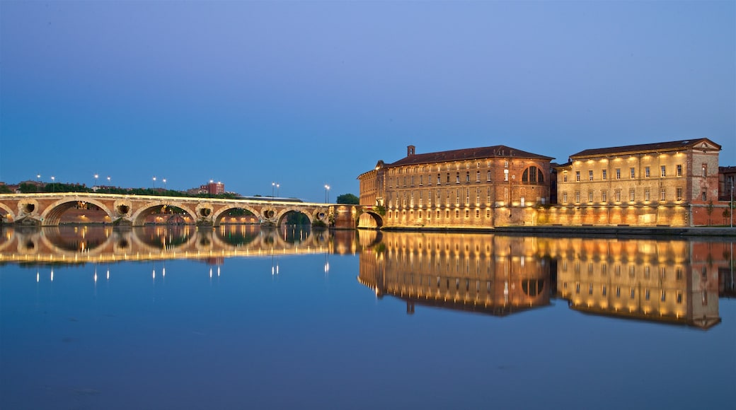 Pont Neuf mostrando um lago ou charco, cenas noturnas e arquitetura de patrimônio