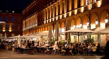 Capitole de Toulouse featuring dining out, a city and night scenes