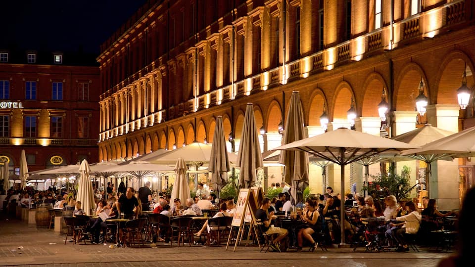 Capitole de Toulouse featuring dining out, a city and night scenes