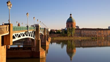 Garonne presenterar en å eller flod, en solnedgång och en bro