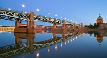 Garonne presenterar en å eller flod, historisk arkitektur och en bro