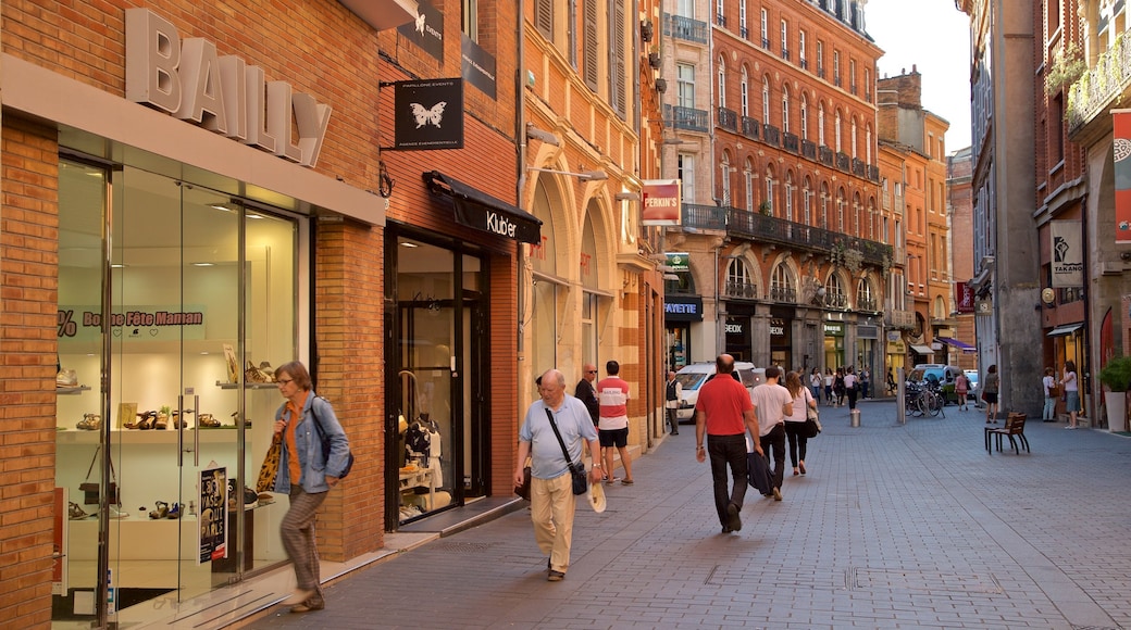 Toulouse que inclui uma cidade e cenas de rua assim como um pequeno grupo de pessoas