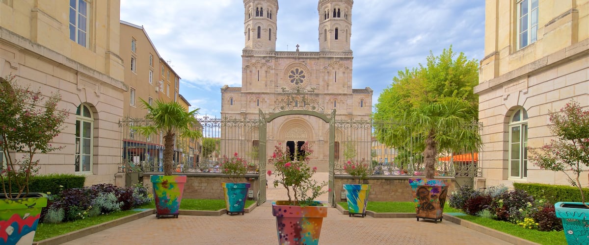 Macon que incluye una iglesia o catedral, patrimonio de arquitectura y arte al aire libre