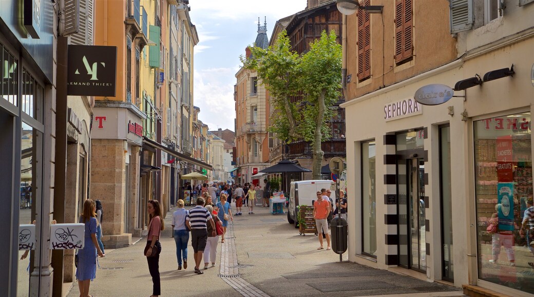 MĂącon montrant scĂšnes de rue et ville aussi bien que important groupe de personnes