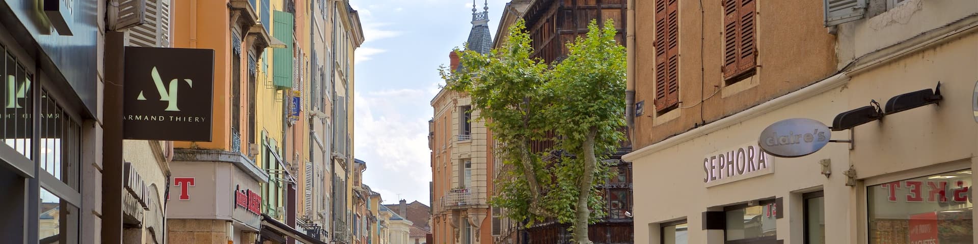 Mâcon das einen Stadt und Straßenszenen sowie große Menschengruppe