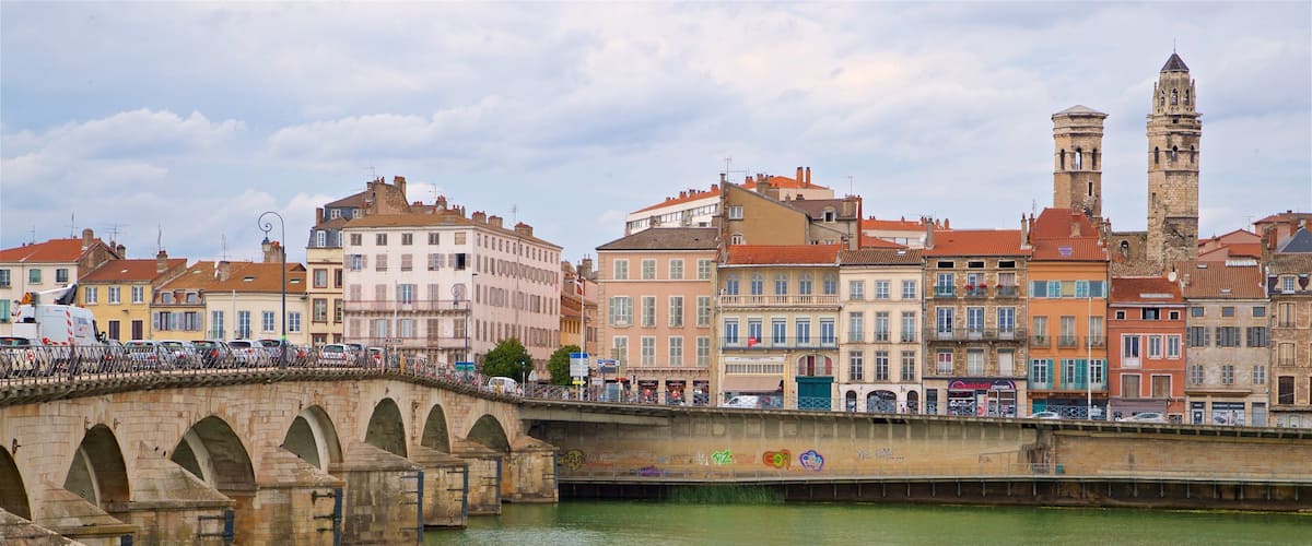 Pont Saint-Laurent presenterar en bro, en Ă„ eller flod och en stad