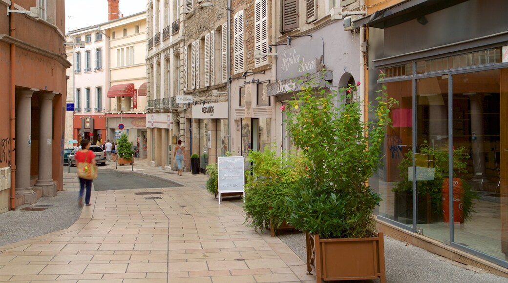 MĂącon mettant en vedette ville