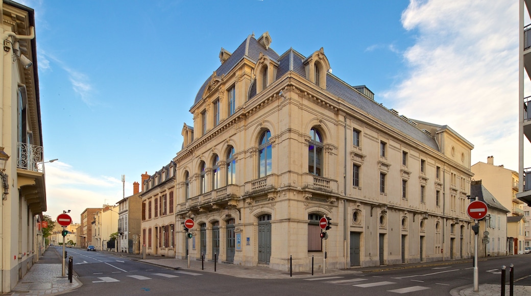 Nouveautes Theater
