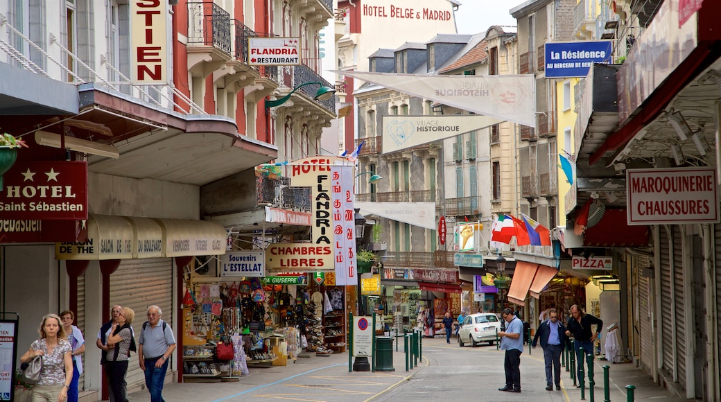 Lourdes – Tarbes welches beinhaltet Stadt und Straßenszenen sowie kleine Menschengruppe