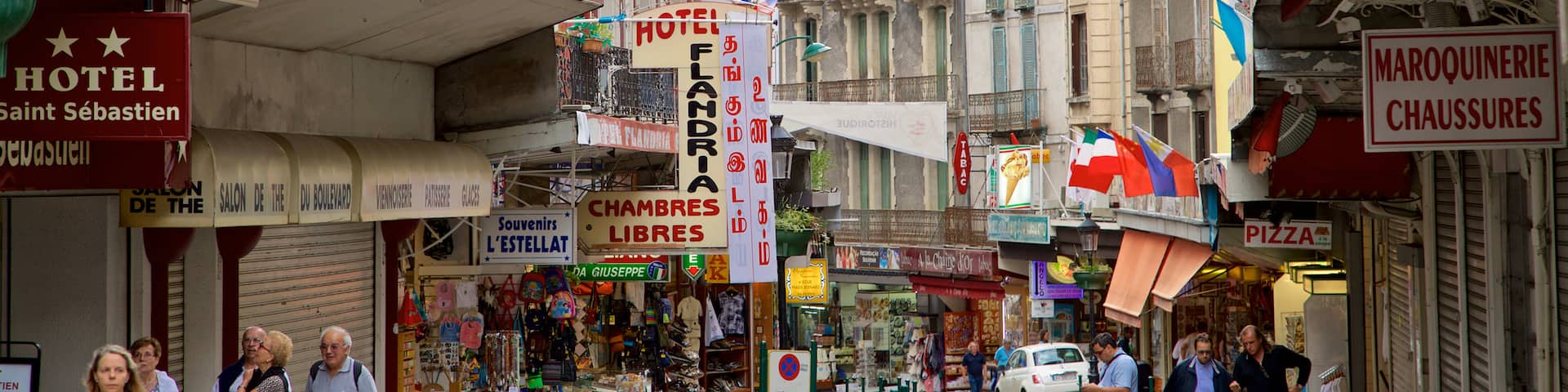 Lourdes – Tarbes welches beinhaltet Stadt und Straßenszenen sowie kleine Menschengruppe