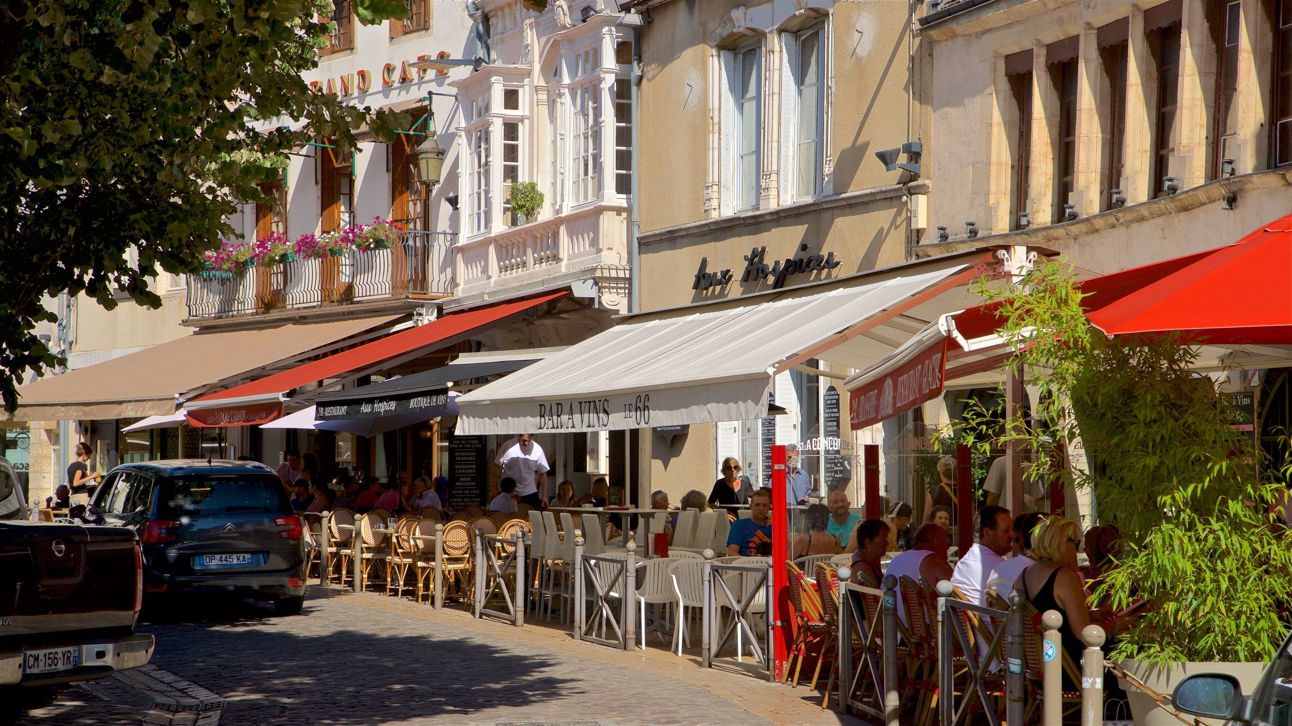 Beaune showing outdoor eating as well as a small group of people