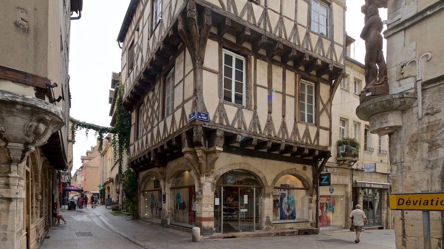 Chalons sur Saone mostrando oggetti d\'epoca e città