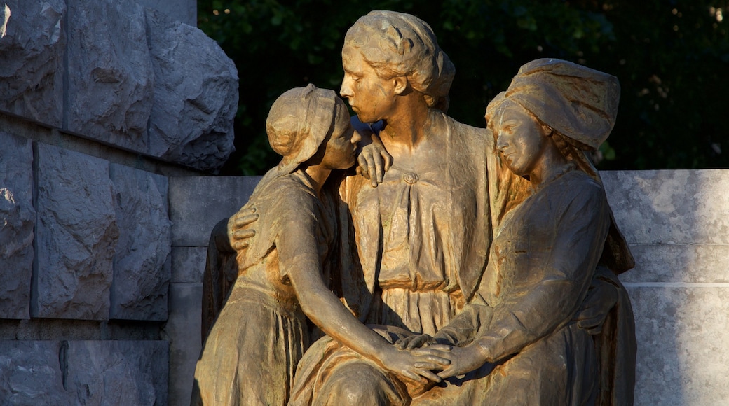 Tarbes som visar en staty eller skulptur