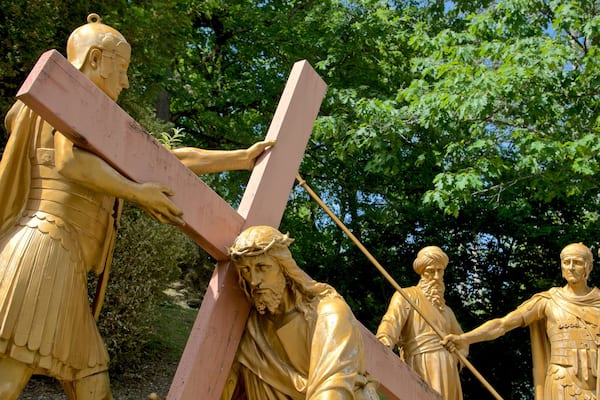Kreuzweg Chemin de Croix das einen religiöse Elemente und Statue oder Skulptur