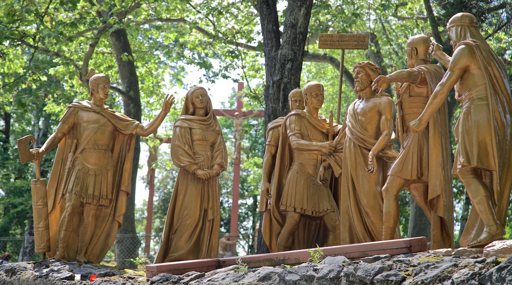 Kreuzweg Chemin de Croix mit einem Statue oder Skulptur und religiöse Elemente