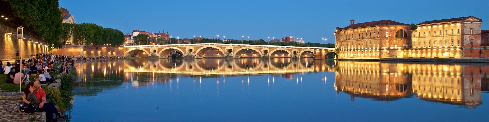 Pont Neuf montrant pont, riviĂšre ou ruisseau et patrimoine architectural