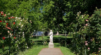 Jardin des Plantes che include statua o scultura, fiori di campo e giardino