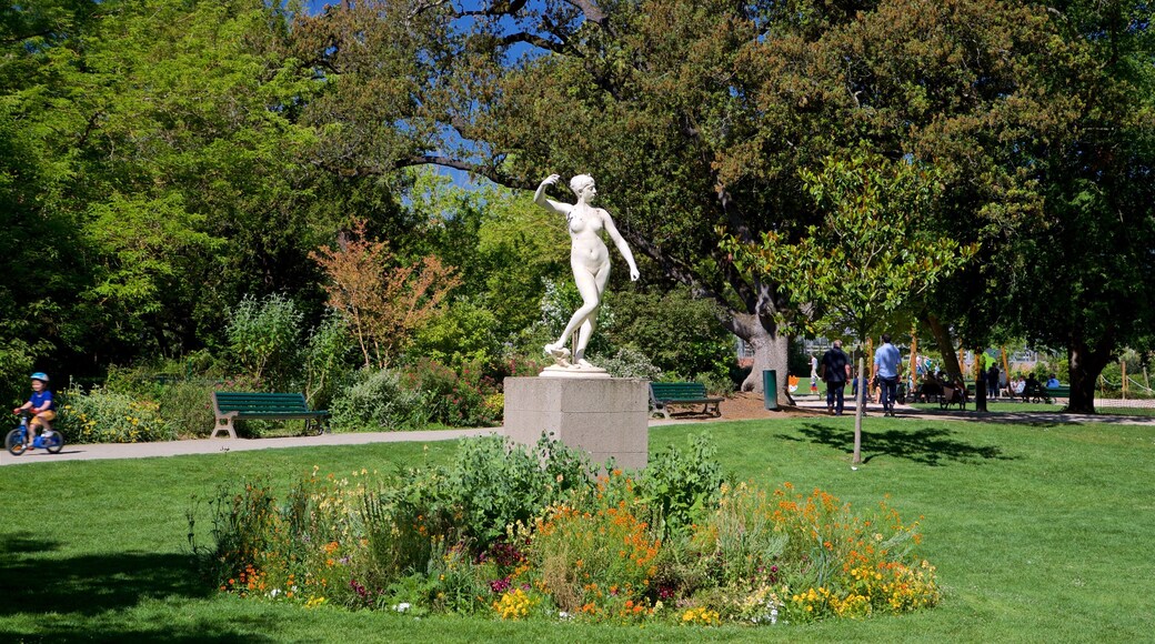 Jardin des Plantes which includes a garden, a statue or sculpture and wild flowers