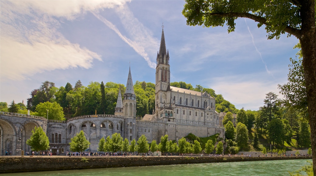 Basílica de Nuestra Señora de la Inmaculada Concepción de Notre Dame ofreciendo una iglesia o catedral, arquitectura patrimonial y un río o arroyo